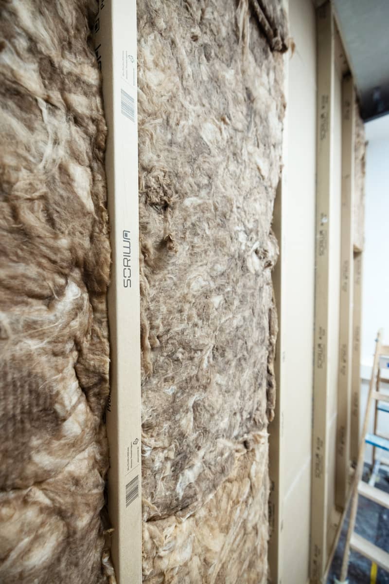 SORIWA Multi Profile mit Dämmung in einer geöffneten Trockenbauwand während der Montage.